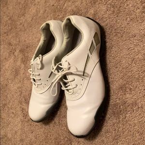Women’s spiked golf shoes